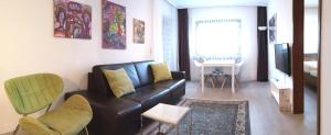 ein Wohnzimmer mit einem Sofa und einem TV in der Unterkunft Ferienwohnungen Gala in Bad Kissingen