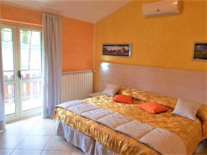 A bed or beds in a room at Il Laghetto