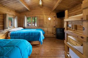 a bedroom with two beds in a wooden cabin at Sun Outdoors Arches Gateway in Moab +60 photos