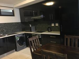 Η κουζίνα ή μικρή κουζίνα στο Scenic Apartment in Windhoek City Centre