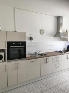 Kuchyň nebo kuchyňský kout v ubytování Mária Apartmanház + 27 fotografií