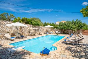 uma piscina com cadeiras e guarda-sóis num resort em Kefalonia View Villas em Karavomylos