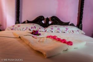 un letto con coperta e fiori sopra di Belle View Apartment Villa - Hibiscus a Laborie
