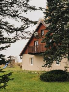 una casa con un balcón en el lateral. en Heřmanov 141, en Jindřichovice