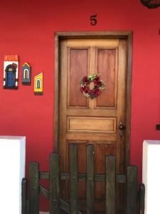 塞拉的住宿－Casa quadra praia Jacaraipe，红色墙壁房间的门