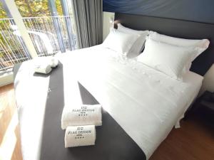 Cama ou camas em um quarto em Flag Design Hotel