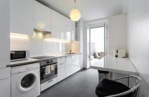 - une cuisine blanche avec un lave-linge et un comptoir dans l'établissement BIG WHITE, à Nice