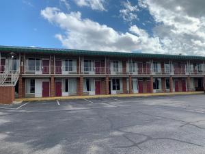 un parcheggio vuoto di fronte a un hotel di Coachman's Inn Motel a Wynne