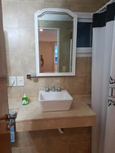 ein Bad mit einem Waschbecken und einem Spiegel in der Unterkunft PASAJE EN EL CENTRO DE LOMAS in Partido Lomas de Zamora