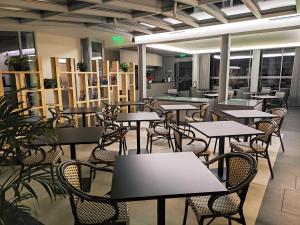 Um restaurante ou outro lugar para comer em Flag Design Hotel