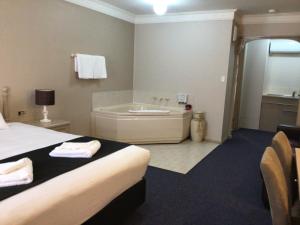 Ένα μπάνιο στο Heritage Motor Inn Goulburn +51 φωτογραφίες