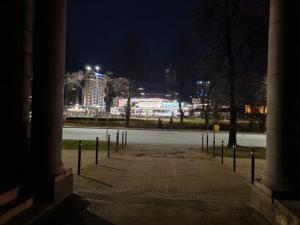 un parco notturno con una città sullo sfondo di Gostauto apartamentai a Vilnius