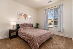 Katil atau katil-katil dalam bilik di Dream Family Home in South Reno 4 bed 30 Min to Lake Tahoe