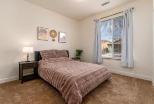 a bedroom with a bed and a window at Dream Family Home in South Reno 4 bed 30 Min to Lake Tahoe in Steamboat