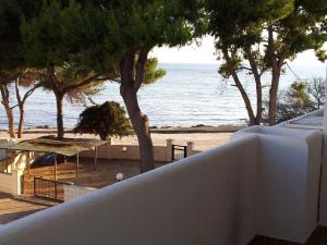 uitzicht op het strand vanaf het balkon van een huis bij Appartamento La Caletta in Gallipoli