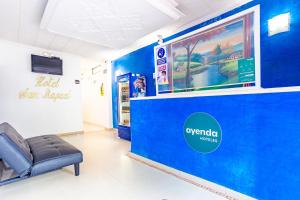 een wachtkamer met een stoel en een blauwe muur bij Ayenda San Rafael LG in Sincelejo