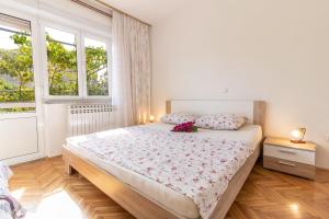 Ένα ή περισσότερα κρεβάτια σε δωμάτιο στο Apartments Rezikica - green oasis;