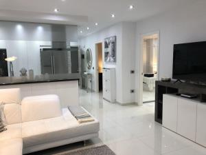 TV a/nebo společenská místnost v ubytování Apartamento con impresionantes vistas y piscina