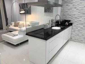 A kitchen or kitchenette at Apartamento con impresionantes vistas y piscina