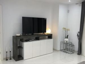 A television and/or entertainment centre at Apartamento con impresionantes vistas y piscina