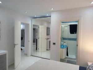 A bathroom at Apartamento con impresionantes vistas y piscina