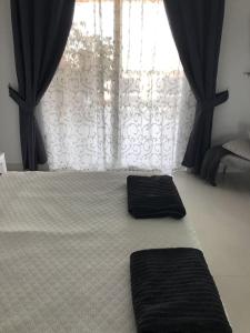 A bed or beds in a room at Apartamento con impresionantes vistas y piscina