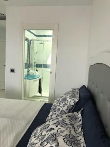 A bed or beds in a room at Apartamento con impresionantes vistas y piscina