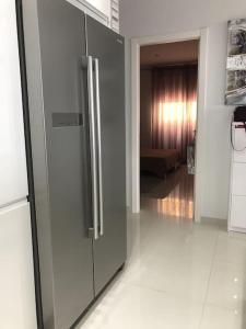 A kitchen or kitchenette at Apartamento con impresionantes vistas y piscina