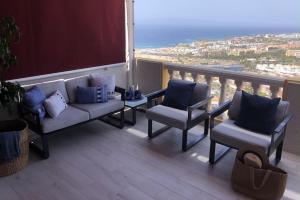 A seating area at Apartamento con impresionantes vistas y piscina