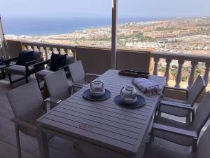 A balcony or terrace at Apartamento con impresionantes vistas y piscina