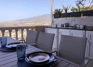 A balcony or terrace at Apartamento con impresionantes vistas y piscina