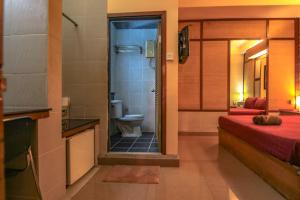 a bathroom with a shower and a toilet in a room at Bar Oz Riverside Guesthouse in Phnom Penh