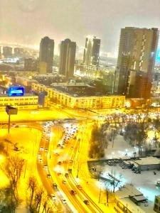 Una ciudad con mucho tráfico por la noche en Aliance smazchikov-Malevich en Ekaterimburgo