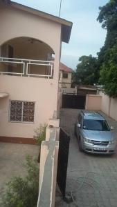 un'auto parcheggiata di fronte a una casa di Gam Properties Guest House a Kololi