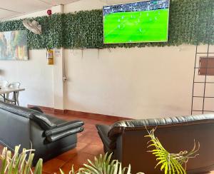 TV a/nebo společenská místnost v ubytování Hotel Y Restaurante La Quinta