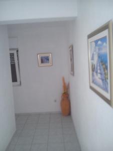 un pasillo con pinturas en las paredes de una habitación en Apartments Filip, en Omiš