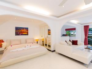 Serenity Lakeside Resort客房内的一张或多张床位
