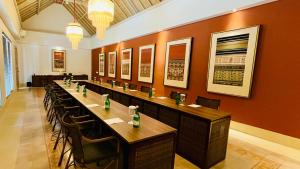 una larga fila de mesas y sillas en un restaurante en Sudamala Resort, Komodo, Labuan Bajo en Labuan Bajo