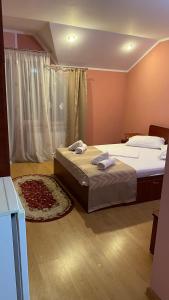 ein Schlafzimmer mit einem Bett mit zwei Handtüchern darauf in der Unterkunft Casa Visescu in Băile Herculane