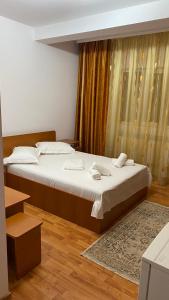 1 Schlafzimmer mit 2 Betten und einem Fenster in der Unterkunft Casa Visescu in Băile Herculane
