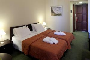 Postel nebo postele na pokoji v ubytování Margarona Royal Hotel