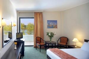 TV a/nebo společenská místnost v ubytování Margarona Royal Hotel