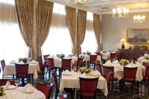 ห้องอาหารหรือที่รับประทานอาหารของ Margarona Royal Hotel