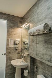 bagno con lavandino e servizi igienici di Acacia Beach Hotel a Hulhumale