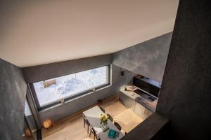 an overhead view of a room with a table and a window at Litzi Heidi in Arosa