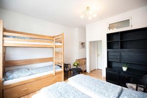 Двухъярусная кровать или двухъярусные кровати в номере Hostel WohnZimmer-Essen