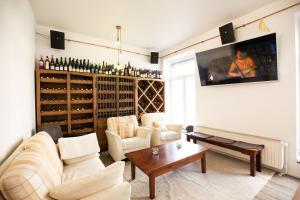 ein Wohnzimmer mit Sofa und Tisch in der Unterkunft Hostel WohnZimmer-Essen in Essen