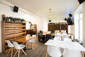 um restaurante com mesas, cadeiras e prateleiras de vinho em Hostel WohnZimmer-Essen em Essen