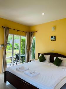 Un pat sau paturi într-o cameră la Koh Yao Modern Inn -SHA Plus