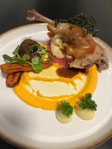ホテルの敷地内または近くでの食事または食べ物